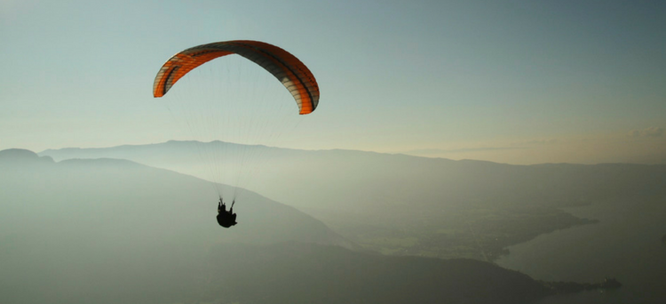 El paracaidismo y la venta de empresas: cosas en común