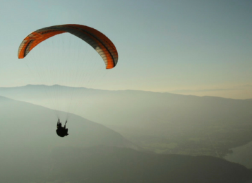 El paracaidismo y la venta de empresas: cosas en común